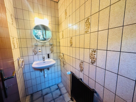 Charmantes Reihenmittelhaus mit Garten – Renovierungsbedürftiges Juwel mit Kellerbar- - Gäste-WC (70845)