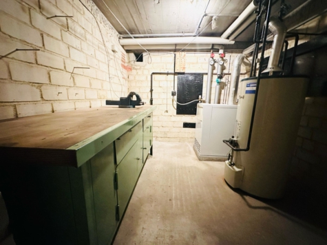 Charmantes Reihenmittelhaus mit Garten – Renovierungsbedürftiges Juwel mit Kellerbar- - Werkbank (70876)