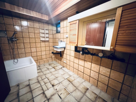 Charmantes Reihenmittelhaus mit Garten – Renovierungsbedürftiges Juwel mit Kellerbar- - Duschbereich im Kellergeschoss (70872)