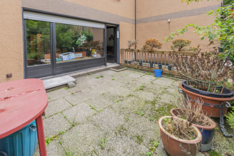Charmantes Reihenmittelhaus mit Garten – Renovierungsbedürftiges Juwel mit Kellerbar- - Terrasse (70878)