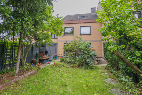 Charmantes Reihenmittelhaus mit Garten – Renovierungsbedürftiges Juwel mit Kellerbar- - Garten (70882)