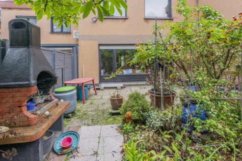 Charmantes Reihenmittelhaus mit Garten – Renovierungsbedürftiges Juwel mit Kellerbar- - Bild (70884)