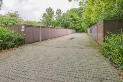 Charmantes Reihenmittelhaus mit Garten – Renovierungsbedürftiges Juwel mit Kellerbar- - Garagenhof (70886)