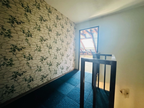 Charmantes Reihenmittelhaus mit Garten – Renovierungsbedürftiges Juwel mit Kellerbar- - Zugang zum Dachboden (70867)