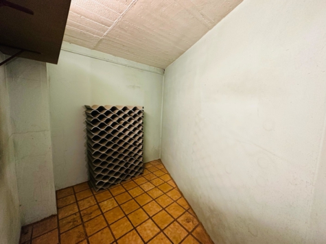 Charmantes Reihenmittelhaus mit Garten – Renovierungsbedürftiges Juwel mit Kellerbar- - Weinlager (70902)