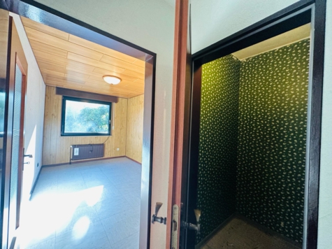 Charmantes Reihenmittelhaus mit Garten – Renovierungsbedürftiges Juwel mit Kellerbar- - Blick zum Abstellraum (70857)