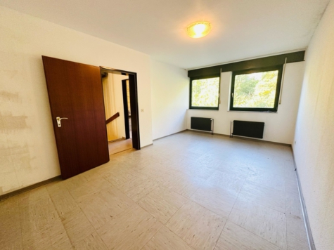 Charmantes Reihenmittelhaus mit Garten – Renovierungsbedürftiges Juwel mit Kellerbar- - 1 Kinderzimmer (70862)