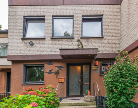 Charmantes Reihenmittelhaus mit Garten – Renovierungsbedürftiges Juwel mit Kellerbar- - Zugang Hauseingang (70841)