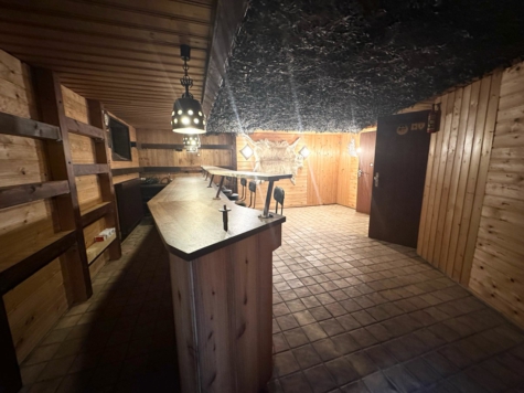 Charmantes Reihenmittelhaus mit Garten – Renovierungsbedürftiges Juwel mit Kellerbar- - Eigene Bar (70901)