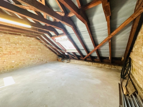 Charmantes Reihenmittelhaus mit Garten – Renovierungsbedürftiges Juwel mit Kellerbar- - Dachboden (70898)