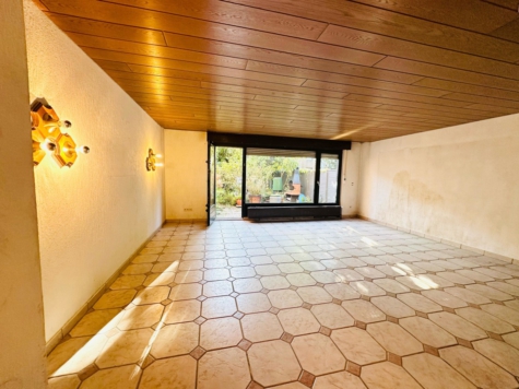 Charmantes Reihenmittelhaus mit Garten – Renovierungsbedürftiges Juwel mit Kellerbar- - Wohnzimmer mit Blick zum Garten (70851)