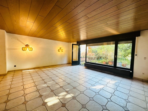 Charmantes Reihenmittelhaus mit Garten – Renovierungsbedürftiges Juwel mit Kellerbar- - Blick zur Terrasse (70855)