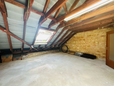 Charmantes Reihenmittelhaus mit Garten – Renovierungsbedürftiges Juwel mit Kellerbar- - Dachboden (70896)