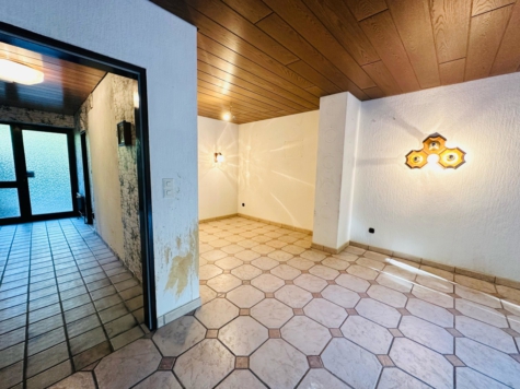 Charmantes Reihenmittelhaus mit Garten – Renovierungsbedürftiges Juwel mit Kellerbar- - Blick zur Küche und Diele (70849)