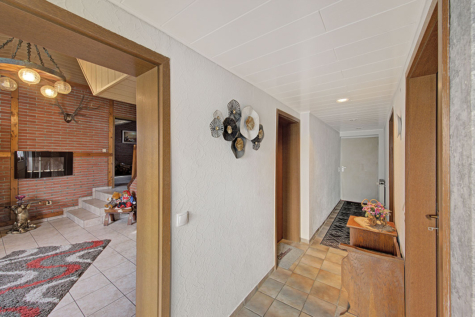 ZECHENHAUS MIT CHARAKTER – 5 ZIMMER, KAMIN, GARTEN & GARAGE - Flur (69849)
