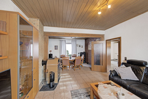 ZECHENHAUS MIT CHARAKTER – 5 ZIMMER, KAMIN, GARTEN & GARAGE - Wohnbereich mit Blick zum Esszimmer (69854)