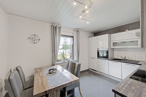 ZECHENHAUS MIT CHARAKTER – 5 ZIMMER, KAMIN, GARTEN & GARAGE - Küche (69855)