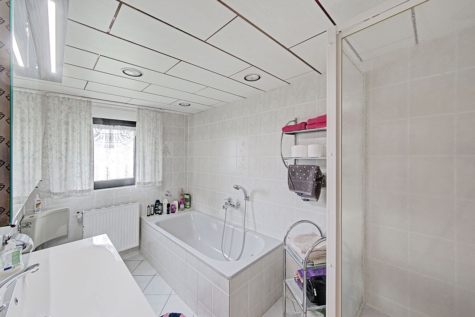 ZECHENHAUS MIT CHARAKTER – 5 ZIMMER, KAMIN, GARTEN & GARAGE - Badezimmer im Erdgeschoss (69856)
