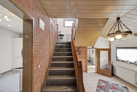 ZECHENHAUS MIT CHARAKTER – 5 ZIMMER, KAMIN, GARTEN & GARAGE - Zugang Obergeschoss (69858)