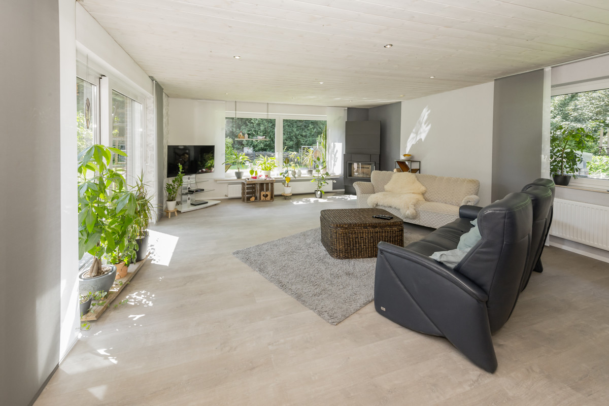Wohnzimmer mit Blick ins Grüne
