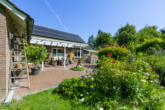 Blick vom Garten zur Terrasse