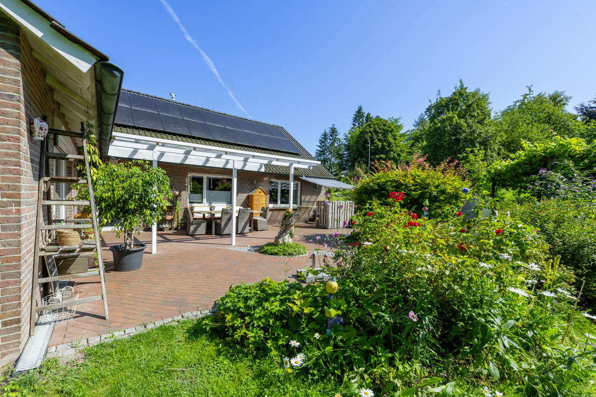 Blick vom Garten zur Terrasse