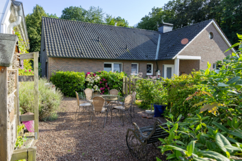 Ein Traum vom Eigenheim wird wahr! - Schicke Sitzgelegenheit vorm Haus (71026)